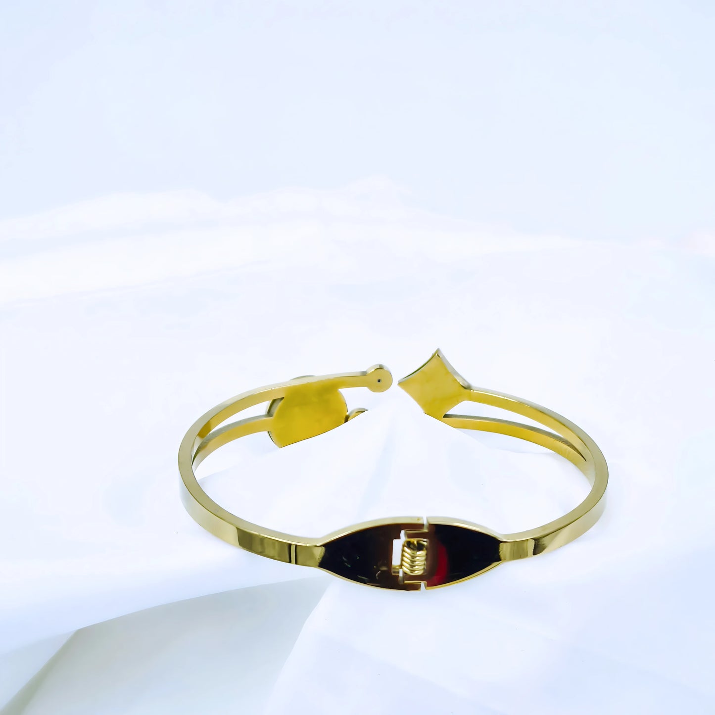 White Clover & Diamond Shape Anti-Tarnish Gold Plated Kada / Bracelet