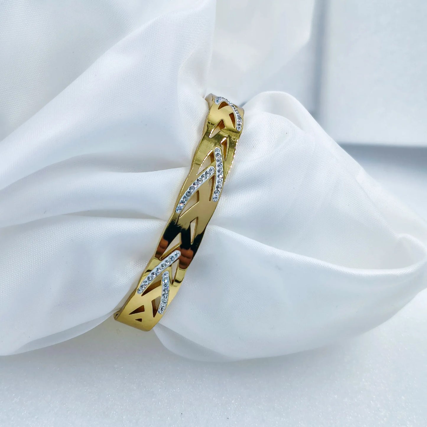 Elegant Leaf Design Gold Plated Anti-Tarnish Kada Bracelet Free-Size