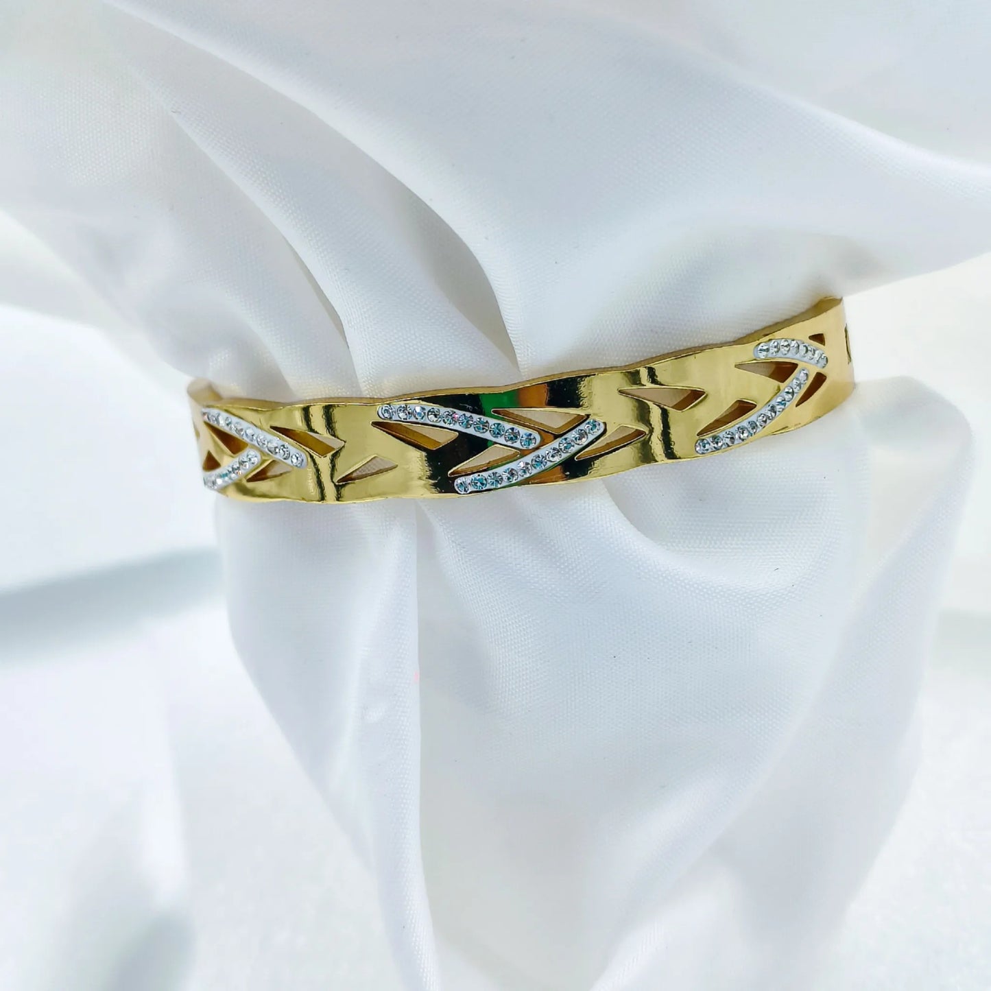 Elegant Leaf Design Gold Plated Anti-Tarnish Kada Bracelet Free-Size