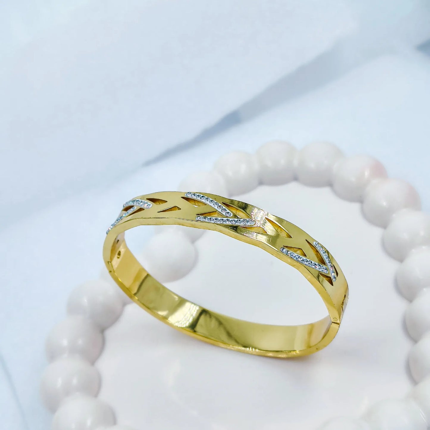 Elegant Leaf Design Gold Plated Anti-Tarnish Kada Bracelet Free-Size