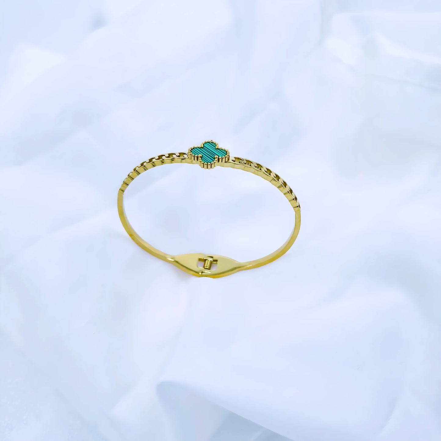 Green Clover Charm Anti-Tarnish Gold Plated Chain Bracelet / Kada