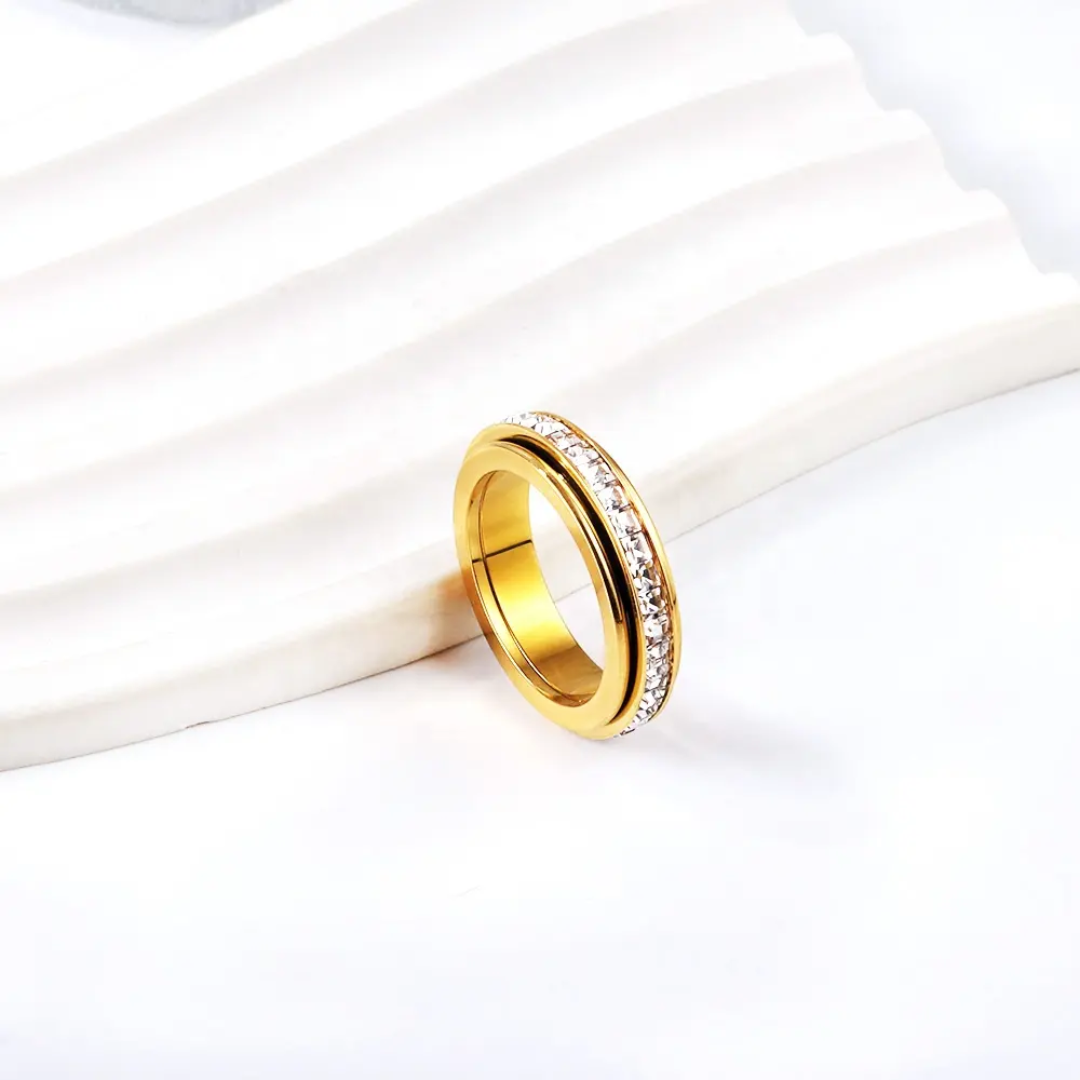 Elegant Gold-Plated Crystal Finger Ring