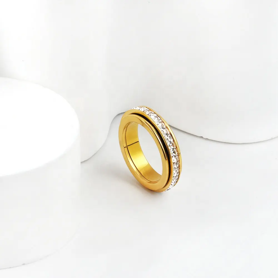 Elegant Gold-Plated Crystal Finger Ring