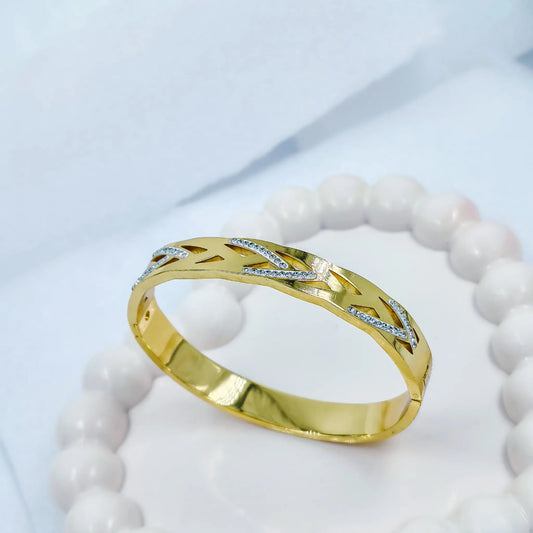 Elegant Leaf Design Gold Plated Anti-Tarnish Kada Bracelet Free-Size