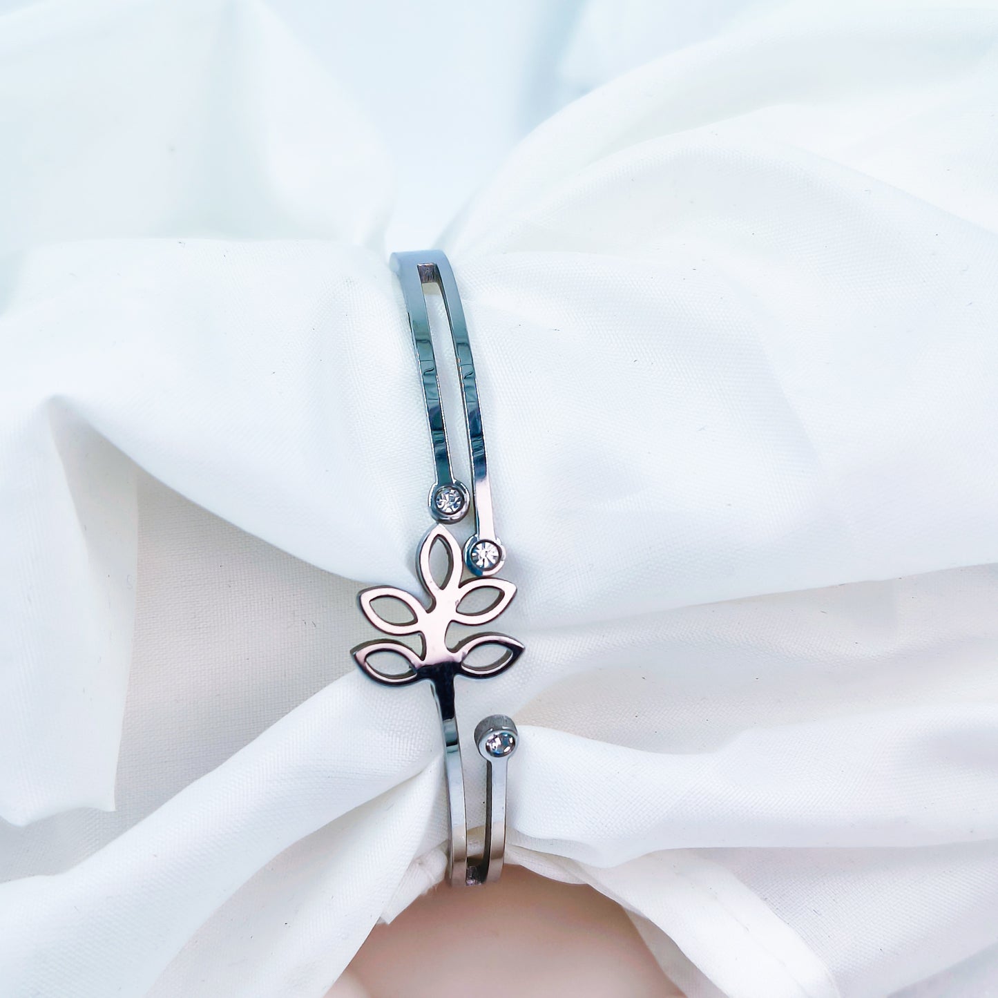 Floral Charm Anti-Tarnish Bracelet (Regular Size, 2.6 & 2.8)