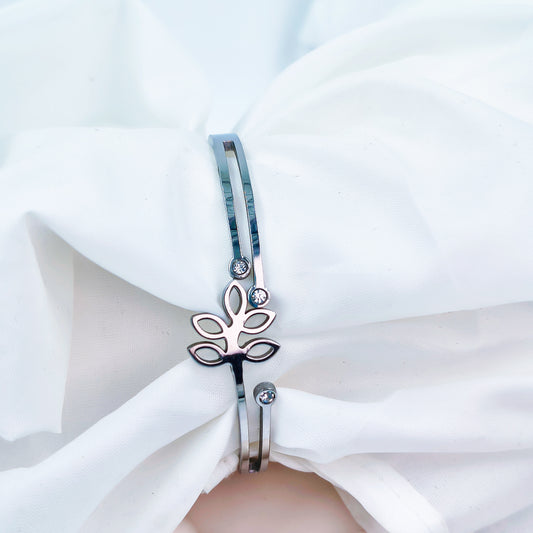 Floral Charm Anti-Tarnish Bracelet (Regular Size, 2.6 & 2.8)